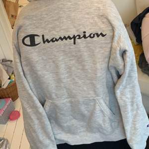 Champion hoodie i S oversize super najs dock inte min stil längre där av varför jag säljer inga slitningar eller liknande köpt i Usa 2019 för 699kr tänkter mig runt 250 kr då den är näst intill ny 💖