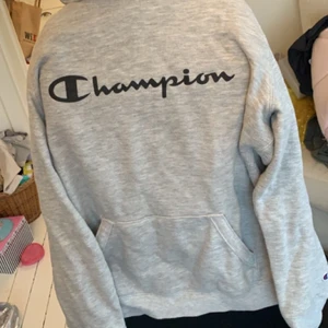 Champion hoodie - Champion hoodie i S oversize super najs dock inte min stil längre där av varför jag säljer inga slitningar eller liknande köpt i Usa 2019 för 699kr tänkter mig runt 250 kr då den är näst intill ny 💖
