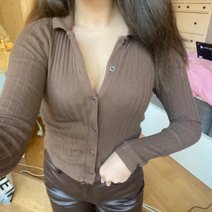 Trendig brun långärmad tröja med knappar slutsåld!!  - Säljer denna populära slutsålda långärmade tröjan med krage i den perfekta bruna färgen från Zara i storlek S. Köparen står för frakt, buda gärna från 200kr och uppåt🤎