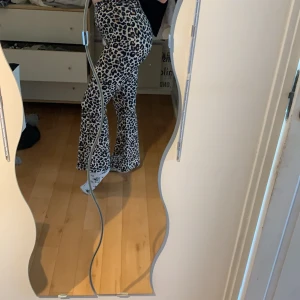 Gina tricot leopard byxor - Väldigt bra skick, snygg passform, är ca men passar även s. Tror jag köpte de för 199kr för något år sedan 