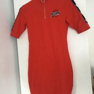 Klänning - storlek M - Jättefin röd klänning, använt några gånger. Bra skick. Säljaren betalar för fraktkostnaden:)