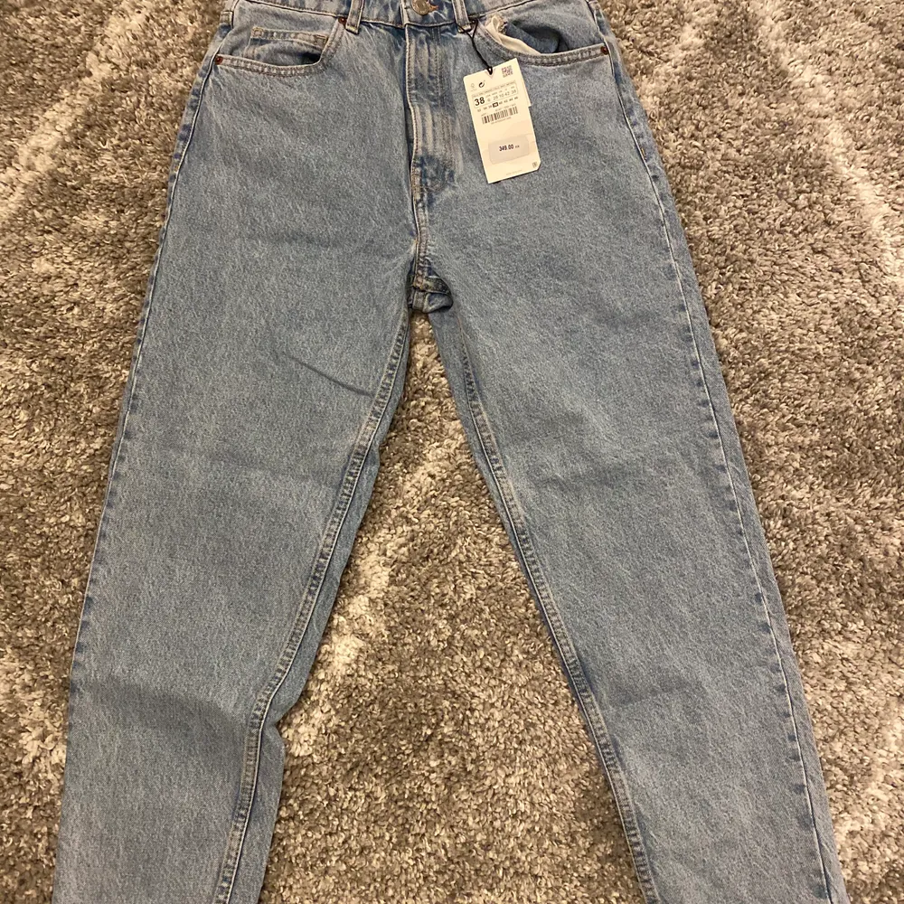 jeans från zara. köpta för ca. 1 år sen. aldrig använda pga för små. brukar ha strl 38 så skulle säga att de är små i storlek! skriv privat för fler bilder💕 köparen står för frakt!!. Jeans & Byxor.