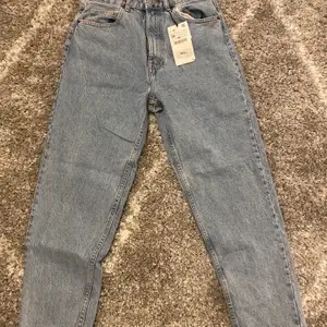 jeans från zara. köpta för ca. 1 år sen. aldrig använda pga för små. brukar ha strl 38 så skulle säga att de är små i storlek! skriv privat för fler bilder💕 köparen står för frakt!!