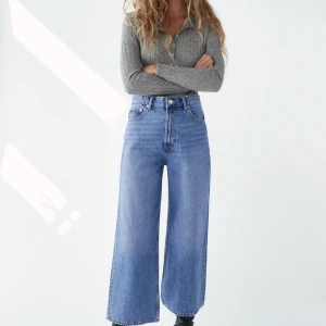 Zara vide leg jeans - Säljer dessa trendiga zara jeans som varit slutsålda. De är tyvärr försmå för mig så säljer därför vidare dem. obs de har lite slitningar inuti då jag tidigare satt i resårband men det är inget som syns utanpå💖