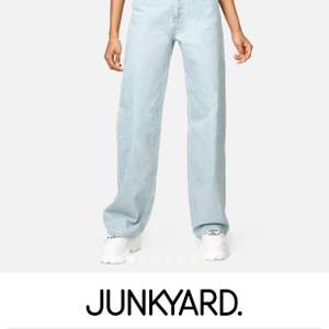 Säljer dessa populära jeansen från Junkyard som är sparsamt använda! De är i strl. W28 och passar mig som vanligtvis har S/M i jeans och är 172cm lång. Högtsa bud: 280kr inkl. frakt ✨