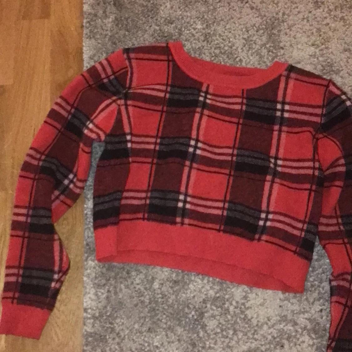 Supermysig rutig magtröja