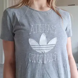 Grå T-shirt från Adidas i storlek 34 (XS) men den passar definivt 34-38 (minst) eftersom den är väldigt stretchig. Jag på bilden har vanligtvis S för referens. Frakt tillkommer men kolla gärna på mina andra annonser för samfrakt!💞😋