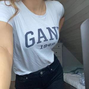 Gant tröja med mörk blå text