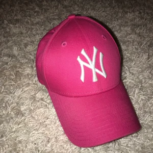 new york keps - Säljer en newyork keps i nyskick:) använd max en gång. frakt tillkommer 
