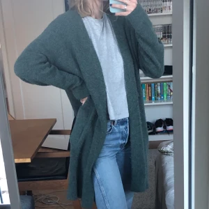 Cardigan  - Cardigan kofta från Samsøe Samsøe. Riktigt bra kvalitet. Är lite osäker om jag vill sälja den men lägger upp ändå för intressekoll och chans till försäljning. Ingen specifik strl anges så tror det är mer än ”one size” tröja. Säljer för 200 kr