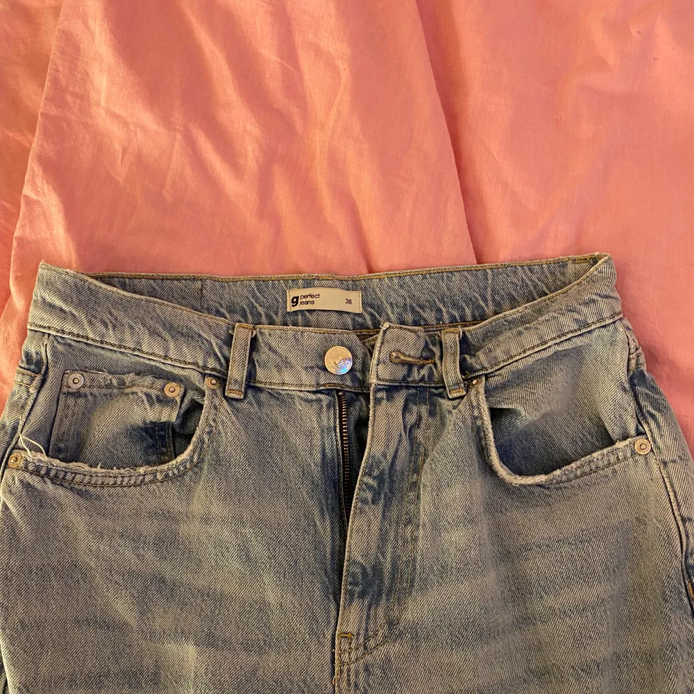 Säljer dessa sjukt snygga jeans från Gina då jag inte finner någon användning för dom, nypris 599. Jag är 172 lång✨✨. Jeans & Byxor.