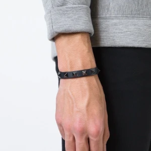 Valentino Armband - Säljer ett sånt valentino armband som på bilden, har kvitto och box kvar