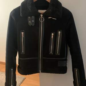 Cool jacka från Zara storlek S. Kan mötas upp i Brunnsparken alternativt att köparen betalar frakten. 