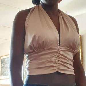 Open back topp - Säljer min bron ny topp som är  utsåld och Passa någon med gott bröstet .Säljer den eftersom jag köpte tva.Finns fler bilder och med mer köpare budar jag.