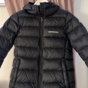 Peak performance jacka  - En peak jacka i storlek XS , knappast använd så den är som ny. Pris 1300 kr 
