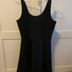 Svart basic klänning ifrån H&M, oanvänd. Storlek 40. Frakten står jag för🌸