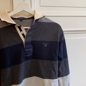 Vintage GANT tröja - Vintage GANT polo/rugby tröja. Perfekt skick, storlek M herr! Skulle säga sitter pösigt och oversized för nån med storlek s (dam). 