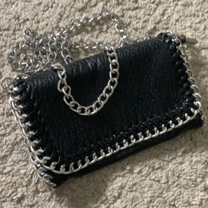 Kedjeväska - Supersöt väska från tiamo (scorett)💕 Knappt använd och kedjan är avtagbar, kan användas som clutch också🌸 Köparen står för frakt