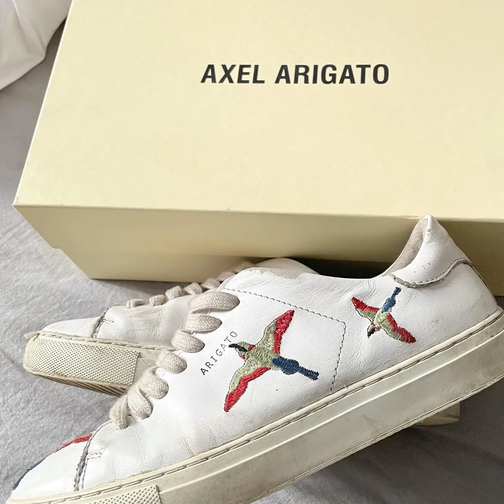 Säljer mina Axel Arigato skor, dem är köpta förra våren för 2000kr.  Säljes för 600kr 🌶💋🥰. Skor.
