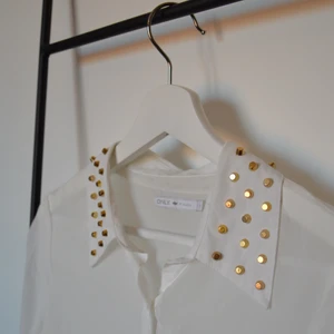 Transparent blus med guld nitar🤍 - Vit blus i storlek xs/s