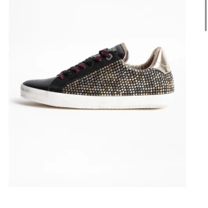 Zadig sneakers  - Säljer dessa super coola slutsålda Zadig skor, andvända 1 gång och inga som helst skador säljs pågrund utav att jag har för många skor och ej får andvändning utav dom NYRPIS 3800 pris kan diskuteras vid snabb affär ! 