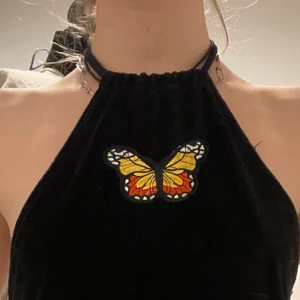 Butterfly top - Samets top med en butterfly Patch köpt second hand från delias. Så gulligt och i jätte bra skick! 