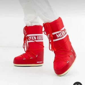 Röda moonboots - Väldigt fint skick, som nya. Använda 1 gång❤️❤️❤️❤️ storlek 39-41. Buda i kommentarerna!!!! BUDET LIGGER PÅ 700!!!!