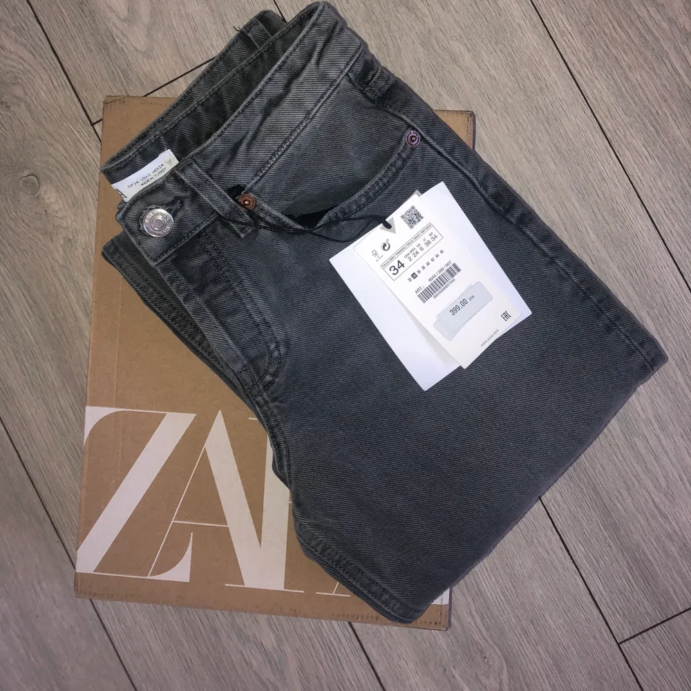 Ett par perfekt grå, raka jeans med medel hög midja. Helt oanvända med prislappar kvar som är slutsålda på hemsidan. Säljs för 250kr + frakt. Om fler är intresserade blir det budgivning❤️❤️. Jeans & Byxor.