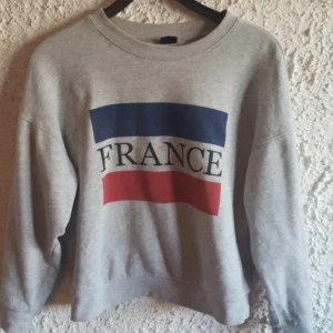Gina tricot sweatshirt - Skön och bekväm sweatshirt med france-tryck
