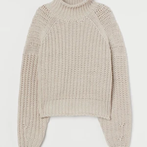 Stickad tröja - En så snygg stickad tröja från hm som tyvärr inte kommer till användning, strl s men passar lätt en xs!! Har använt den kanske 2ggr, nypris 299kr säljer för 140kr+frakt💞💞 slutsåld på hemsidan!