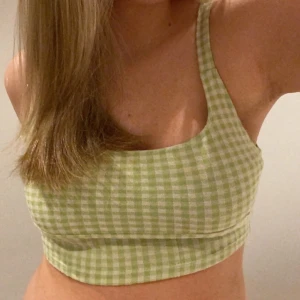 Söt topp från zara - En jätte söt topp från zara som är jätte snygg över skjorta me ett par coola jeans å stora skor!!