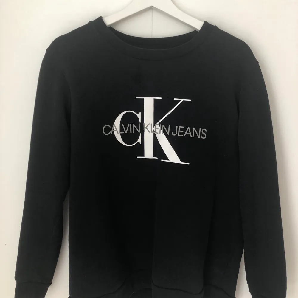 Sweatshirt från Calvin Klein. Strl M men skulle säga den sitter mer som en S. Frakt tillkommer. . Tröjor & Koftor.