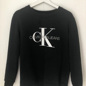 Sweatshirt  - Sweatshirt från Calvin Klein. Strl M men skulle säga den sitter mer som en S. Frakt tillkommer. 