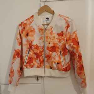 Jacka  - Mönstrad jacka från Bubbleroom. 