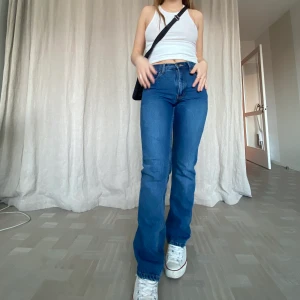 Jeans i bra skick! - Jeans i bra skick!! Såå snygga med ett par converse nu i vår❤️ jag är 166cm. Möts på söder, annars står köparen för frakt på 66kr❤️ står att storleken är w:29 L:34 men vet inte om det stämmer. Jag brukar ha S