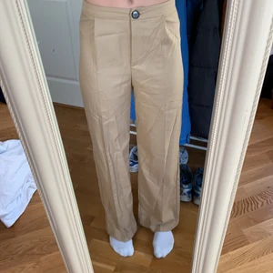 Beige kostymbyxor  - Beige kostymbyxor från Berska, aldrig använda