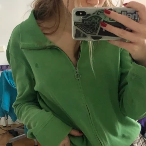 Grön vintage ziptröja  - Säljer denna jättefina vintage gröna ziptröja som tyvärr inte kommer till användning❤️ Funkar på mig som är XS men skulle säga att den kan nog passa upp till M🥰