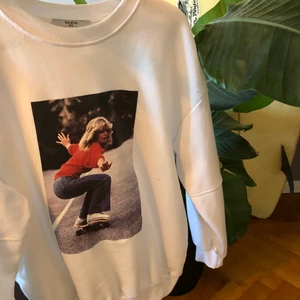 Bershka tröja  - Cool tröja med skatemotiv. Lite oversize på och ger en snygg passform 