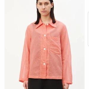 Our Legacy silk square shirt, knappt använd, s - Superfin boxy skjorta från Our Legacy. Modellen heter Square shirt red thin silk stripe. Tunn blandning av bomull och silke, röd med fina vita linjer. Pärlemorknappar. Använd 2 ggr, som ny. Nypris 2300kr.  Storleken är 34, men den är väldigt oversize. Jag är själv normalt 36/38 och den sitter bra och oversize på mig.