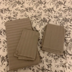 Påslakan och örngott från hemtex - Superfina sängkläder från Hemtex i satinvävd kammad bomull. Superlen och fin yta. Det är 2 set, 2 st örngott och 2 st påslakan, det ena påslakanet är aldrig använt och har kartongen kvar i vikningen. Kostar 500 kr nytt per set.  