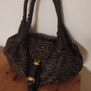 Fendi axelremsväska vintage - Använd men i felfritt skick, klassisk modell med det klassiska Fendimönstret. 