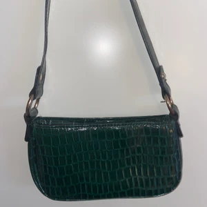 Axelbandsväska - En grön axelbandsväska från asos. I nyskick!