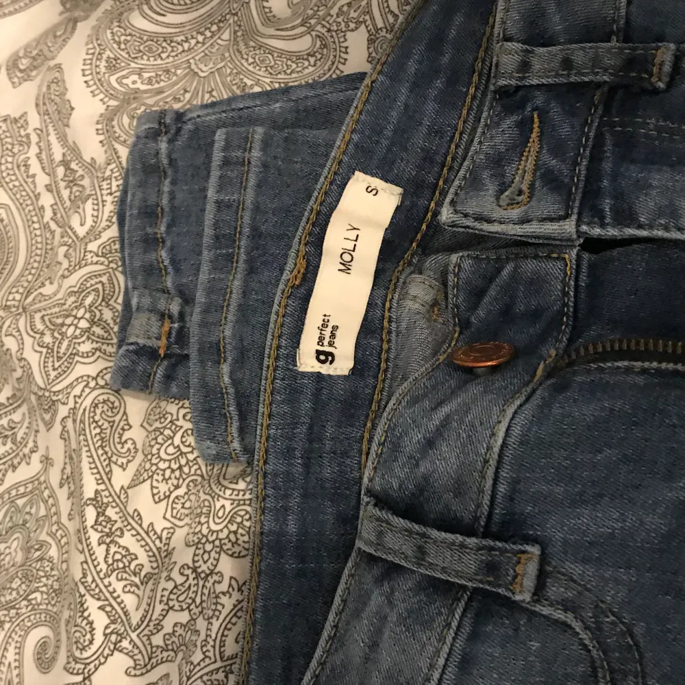 Säljer mina slim jeans då dom blivit för små. Köpte dom förra året för 300 mitt pris e 80. Storlek S❤️. Jeans & Byxor.