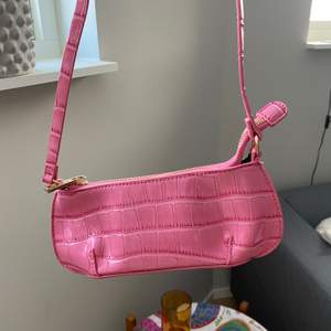 Säljer denna rosa väska. Mindre i modellen men hur söt som helst och väldigt snygg på sommaren! Kommer från asos ursprungligen 💘
