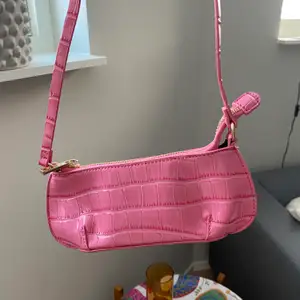 Säljer denna rosa väska. Mindre i modellen men hur söt som helst och väldigt snygg på sommaren! Kommer från asos ursprungligen 💘