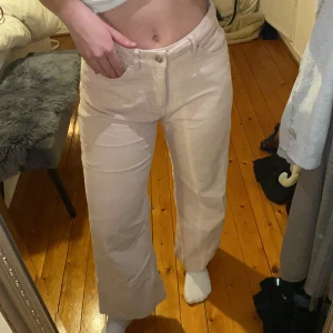 MANCHESTER - Rosa manchester byxor från vero moda! ❤️Bra skick, ej använa särskilt mycket. Köpta för 400 säljer för 80kr plus frakt.