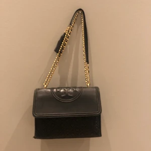 Tory Burch väska - Säljer min otroligt fina tory burch väska som ni kan se på sista bilden är den skadad därmed sänkt pris köpt för 5000kr