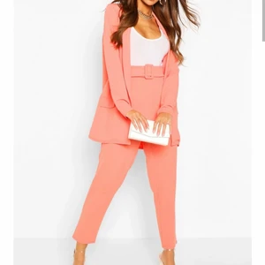 kostym set  - använd en gång, i färgen pink rosa inte som på bilden, jätte fin på 