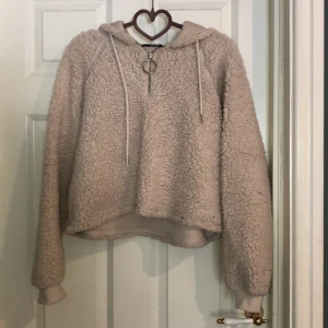 Hoodie  - Beige hoodie i teddymatrial med luva