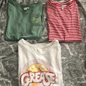 T-shirts - 3 styckna t-shirts i olika färger och tryck. Passar för storlek S/M. 35 kr styck. Skriv vid intresse. Fraktkostnad tillkommer, kan dock mötas upp i Stockholm för att slippa fraktkostnad :)